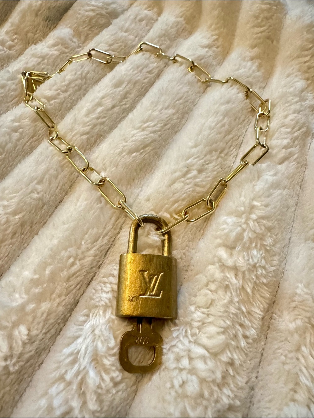 Louis Vuitton Authentic Gold Padlock and Key with unbranded Chain Necklace